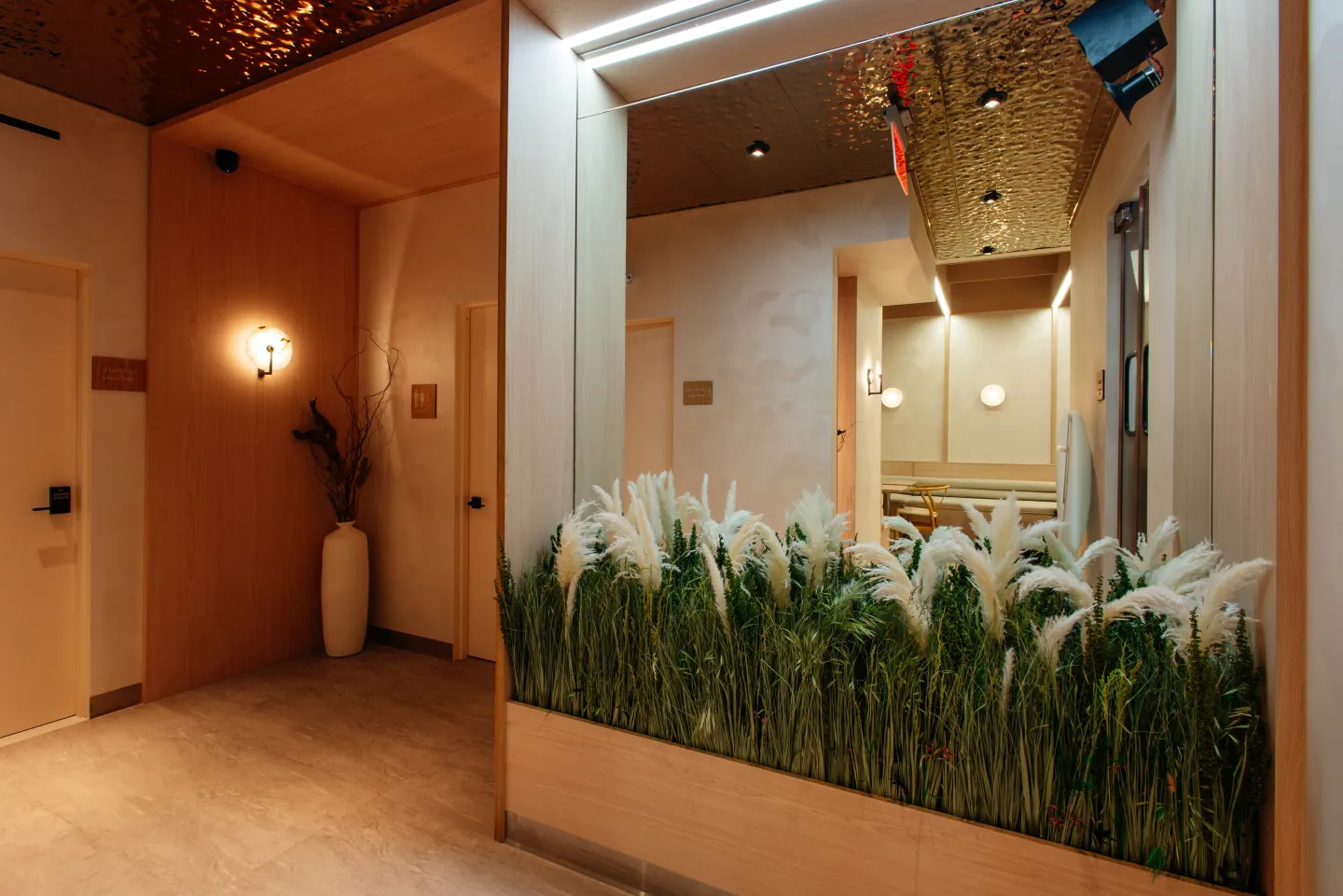 Natural greenery and warm wood inside Monoblend
